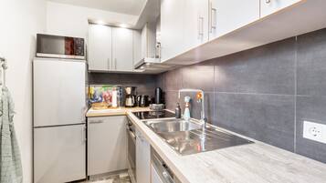 Kühlschrank, Mikrowelle, Ofen, Herdplatte