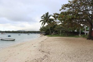 Beach - Garden Suite Apartment 3 minutes to the beach and the port (Trou D'eau Douce)