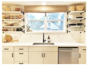 Interior - Hip & Historic downtown Vancouver bungalow (Vancouver)