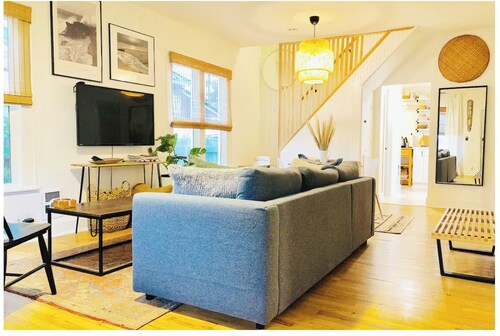 Hip & Historic downtown Vancouver bungalow