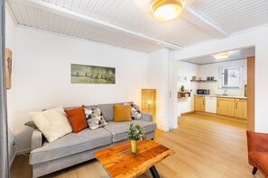 TV - Apartment 'Gartenblick' with Private Terrace, Garden, and Wi-Fi (Eslohe)