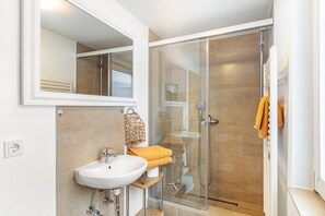 Shower, hair dryer, towels - Apartment 'Gartenblick' with Private Terrace, Garden, and Wi-Fi (Eslohe)