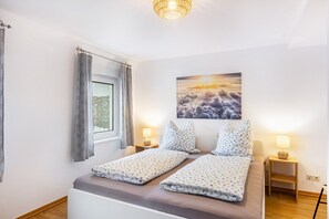 WiFi, bed sheets - Apartment 'Gartenblick' with Private Terrace, Garden, and Wi-Fi (Eslohe)
