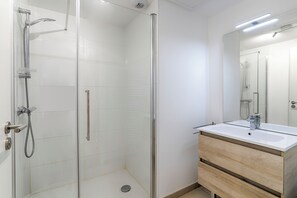 Dusche, Haartrockner, Handtücher, Seife