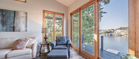 Smart TV, chimenea y libros