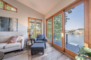 Smart TV, fireplace, books - Lakefront Luxury with Boat Slip, Decks & Kayaks at 17mm (Osage Beach)
