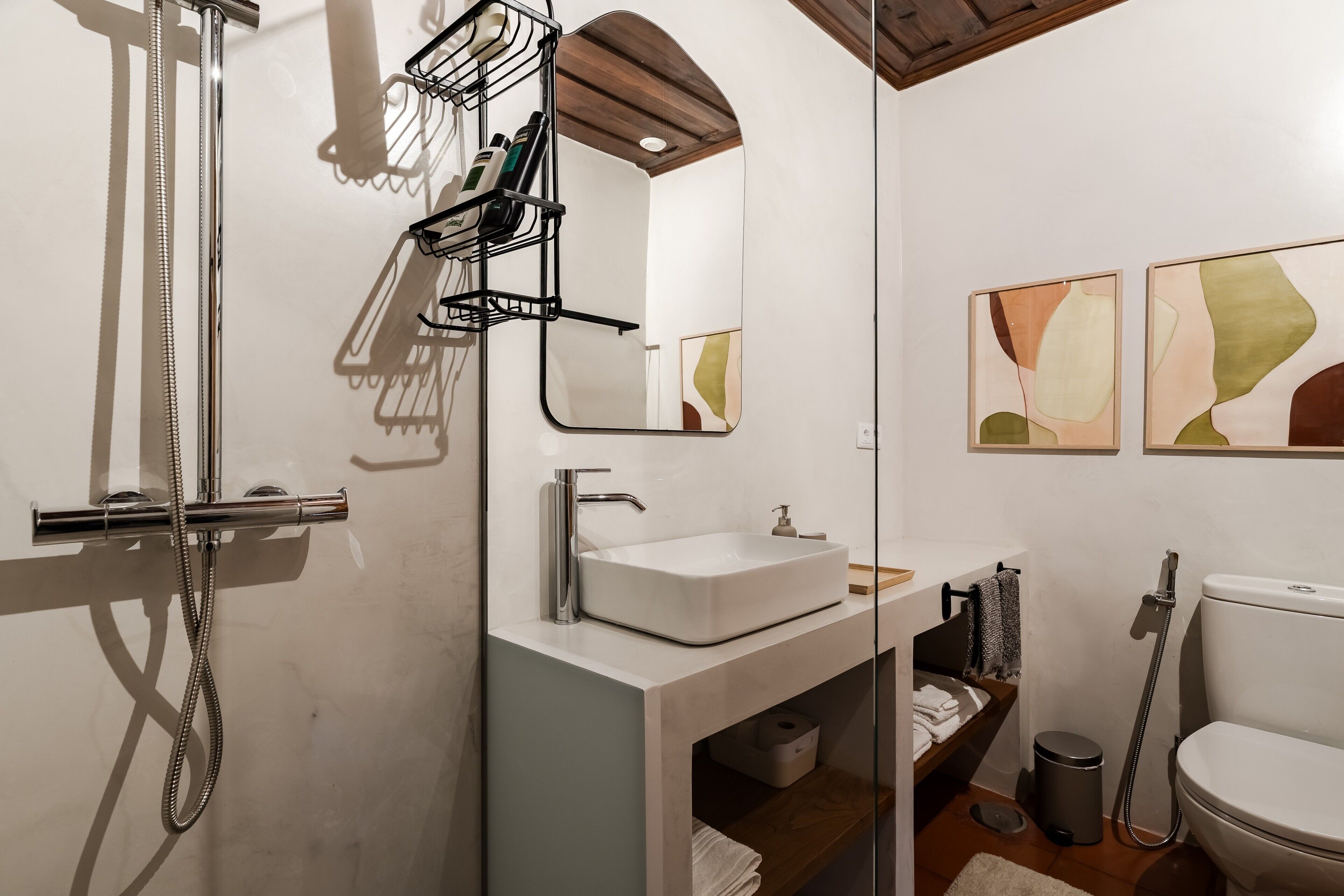 Un baño moderno con ducha, lavabo e inodoro.