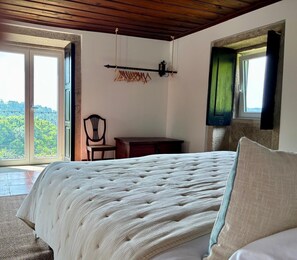 Tabla de planchar con plancha, wifi y ropa de cama 