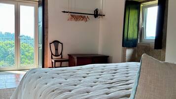 Tabla de planchar con plancha, wifi y ropa de cama