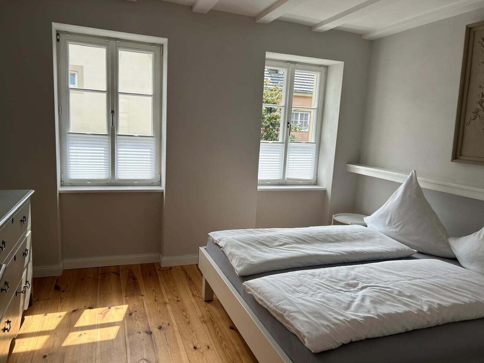 Tabla de planchar con plancha, wifi y ropa de cama 