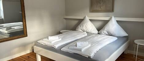 Silitysrauta/-lauta, Wi-Fi, vuodevaatteet