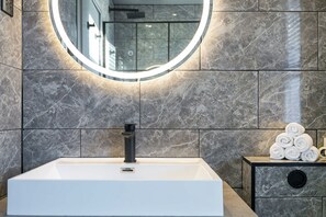 Douche, séchoir à cheveux, serviettes fournies, shampooing