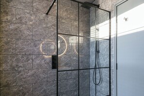 Dusche, Haartrockner, Handtücher, Shampoo