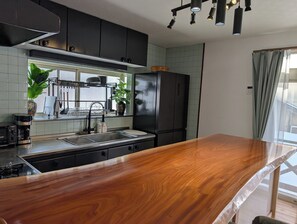 Mikrobølgeovn, ovn, kokeplater og oppvaskmaskin