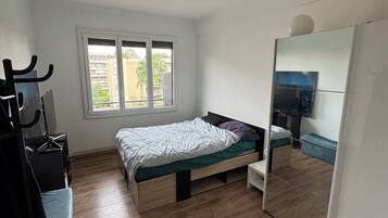 1 slaapkamer, een strijkplank/strijkijzer, wifi, beddengoed