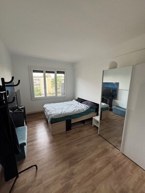 1 slaapkamer, een strijkplank/strijkijzer, wifi, beddengoed