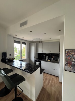 Private kitchen - Large 2-room apartment with quiet sea view + parking (Nice)