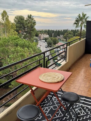 Outdoor dining - Large 2-room apartment with quiet sea view + parking (Nice)
