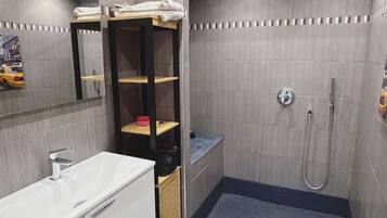 Douche, serviettes fournies, savon, papier toilette