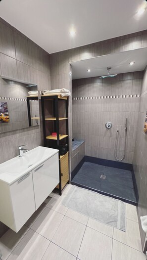 Shower, towels, soap, toilet paper - Large 2-room apartment with quiet sea view + parking (Nice)