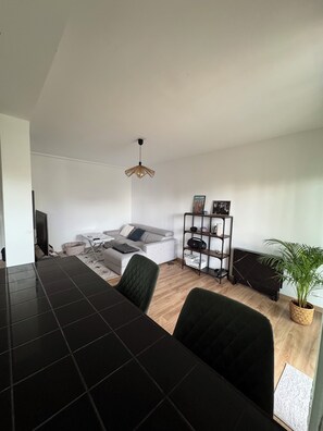 Living area - Large 2-room apartment with quiet sea view + parking (Nice)