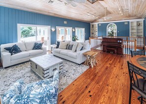 TV, books, stereo - 3-Blocks to Beach, Steps from 3rd Street Dinning, Waterfront Pool Home on Canal (Naples)