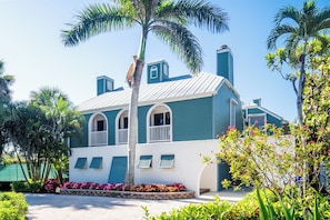 Exterior - 3-Blocks to Beach, Steps from 3rd Street Dinning, Waterfront Pool Home on Canal (Naples)