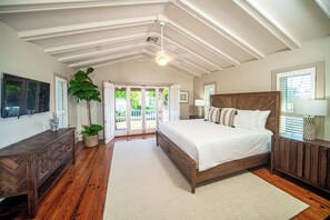 3 bedrooms, iron/ironing board, free WiFi, bed sheets - 3-Blocks to Beach, Steps from 3rd Street Dinning, Waterfront Pool Home on Canal (Naples)