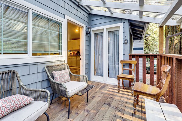 Interior - Russian River Retreat! Woodsy Guerneville Bungalow (Guerneville)