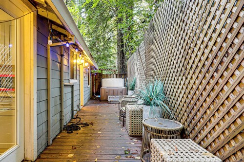 Russian River Retreat! Woodsy Guerneville Bungalow