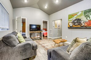 Interior - Russian River Retreat! Woodsy Guerneville Bungalow (Guerneville)