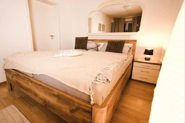 Een strijkplank/strijkijzer, wifi, beddengoed