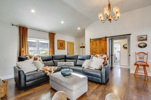 Fully Updated! Zanesville Home w/ River Views