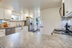 Interior - Fully Updated! Zanesville Home w/ River Views (Zanesville)