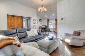 Interior - Fully Updated! Zanesville Home w/ River Views (Zanesville)