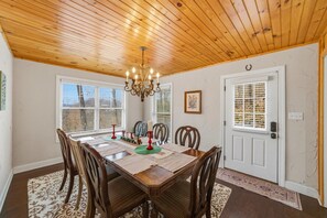 Dining - Hummingbird Hideaway: Your Sweet Smoky Escape (Gatlinburg)
