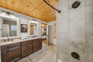 Towels - Red Oak Hideaway | By Colonial Properties (Gatlinburg)