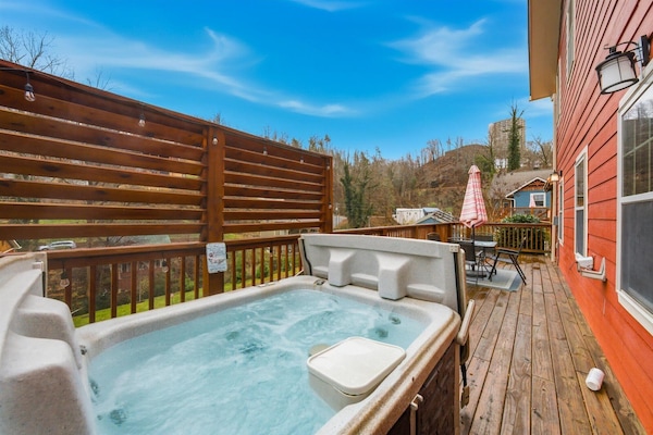 Outdoor spa tub