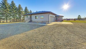 House (3 Bedrooms) | Front of property - 3 Acres of Serenity! Countryside Home in Dickinson (Dickinson)