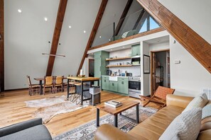 TV - 2BD A-Frame + Mtn Views + Whiskey Barrel–Shaped HT (Gatlinburg)