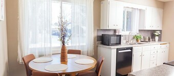 Travel Pro-Friendly Furnished 2BR  Fast Wi-Fi + Workspace  Quiet Saginaw Home