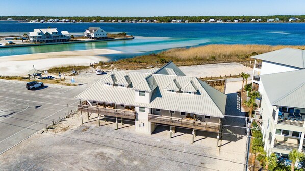 Une propriété située en bord de mer, dotée d’un espace extérieur couvert avec des sièges, d’un parking et d’une vue sur l’océan.