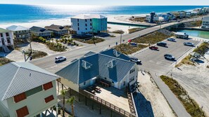 Une zone côtière comprenant des bâtiments, une route et une plage.