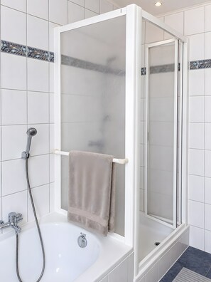 Chuveiro, secador de cabelo, toalhas de banho 