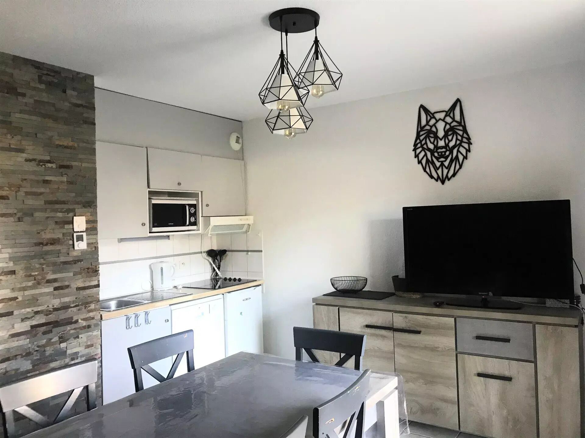 Mikroaaltouuni, astianpesukone, keittoastiat/astiat/ruokailuvälineet