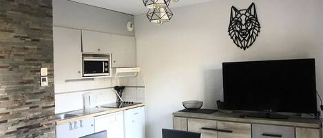 Mikroaaltouuni, astianpesukone, keittoastiat/astiat/ruokailuvälineet