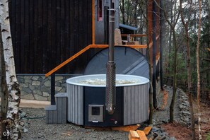 Outdoor spa tub - Peaceful 3-bedroom house in adorable Calatele Padure (Călăţele)