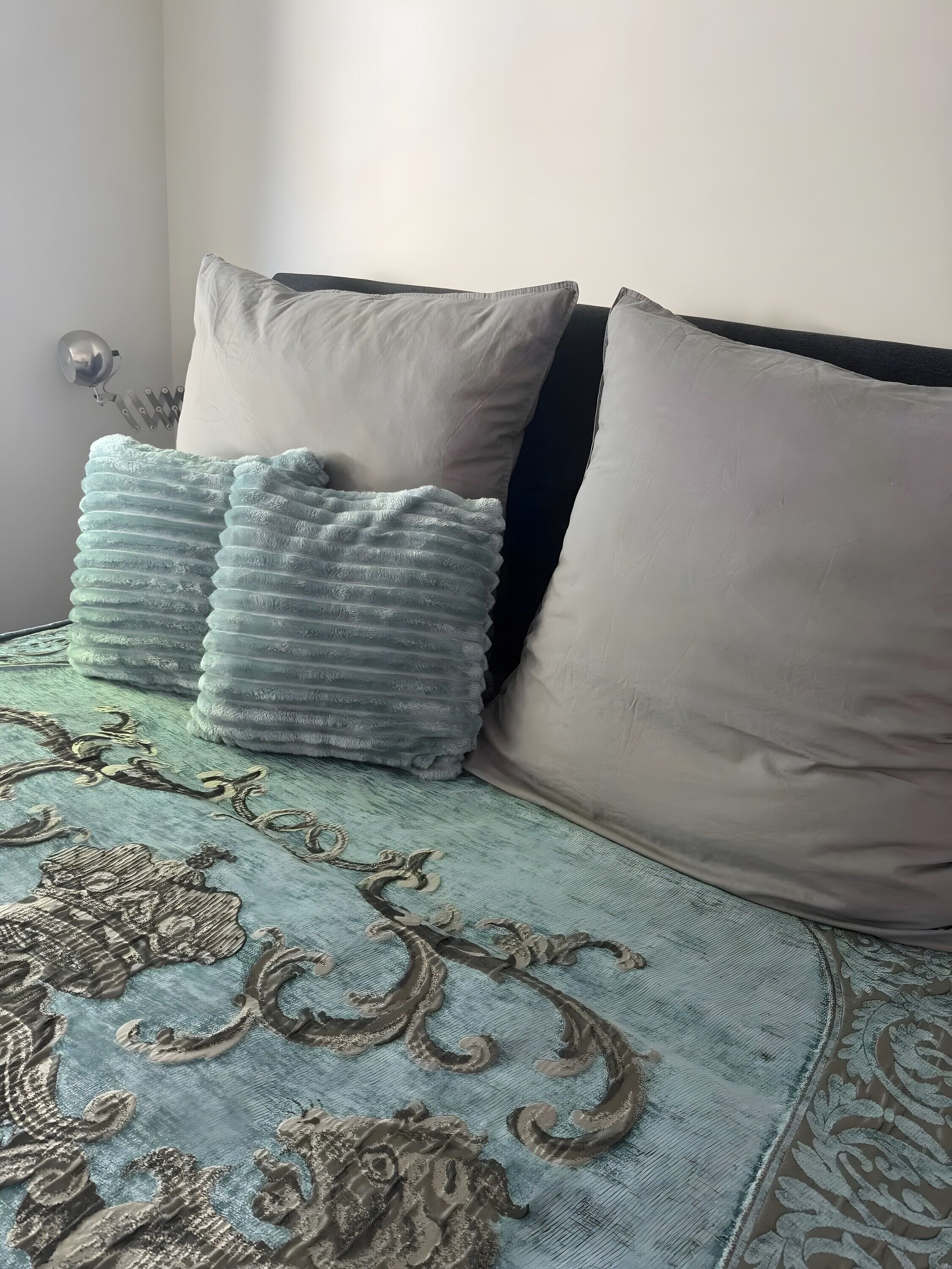 Tabla de planchar con plancha, wifi y ropa de cama 