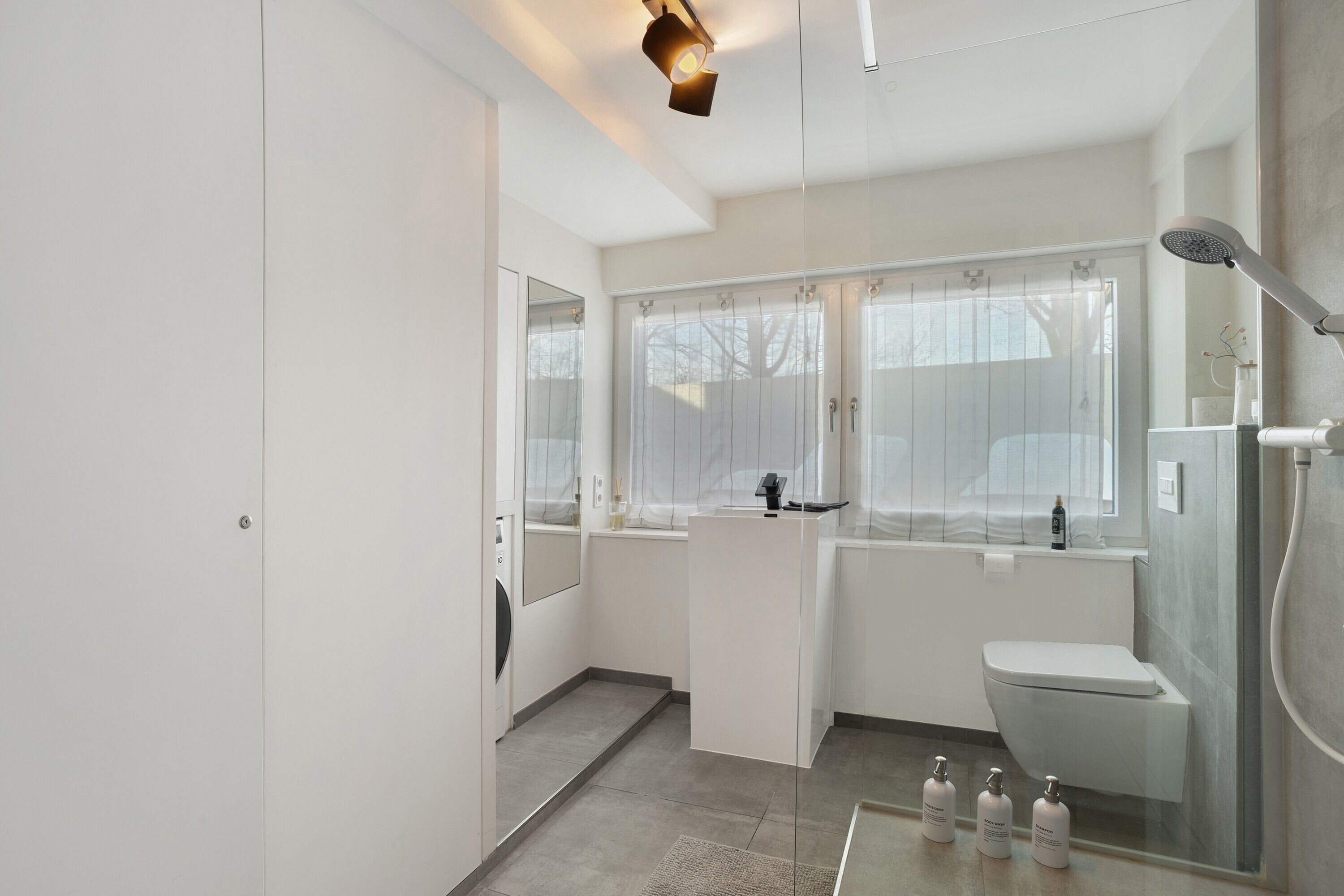 Douche, séchoir à cheveux, serviettes fournies
