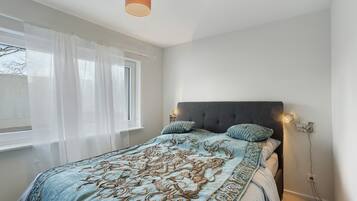 Iron/ironing board, WiFi, bed sheets